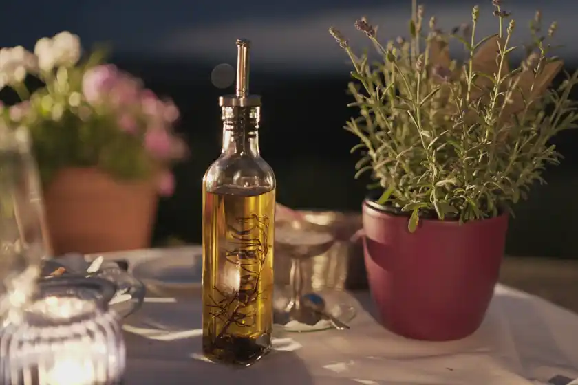 Stilleben mit Flasche Olivenöl und Lavendelstrauch