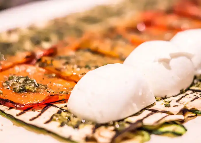 Teller mit Gemüseroulade.