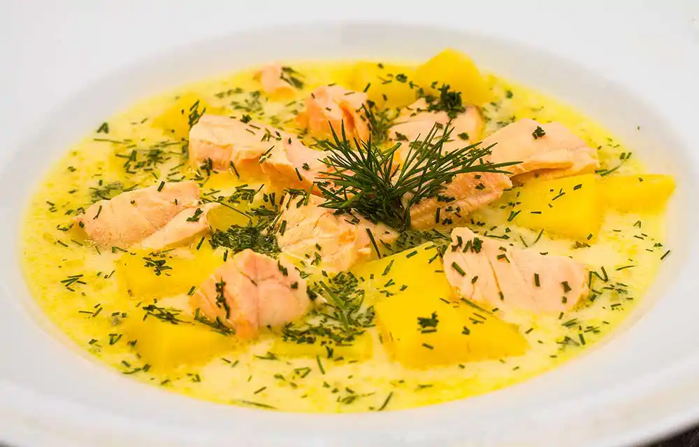 Teller mit finnischer Lachssuppe.