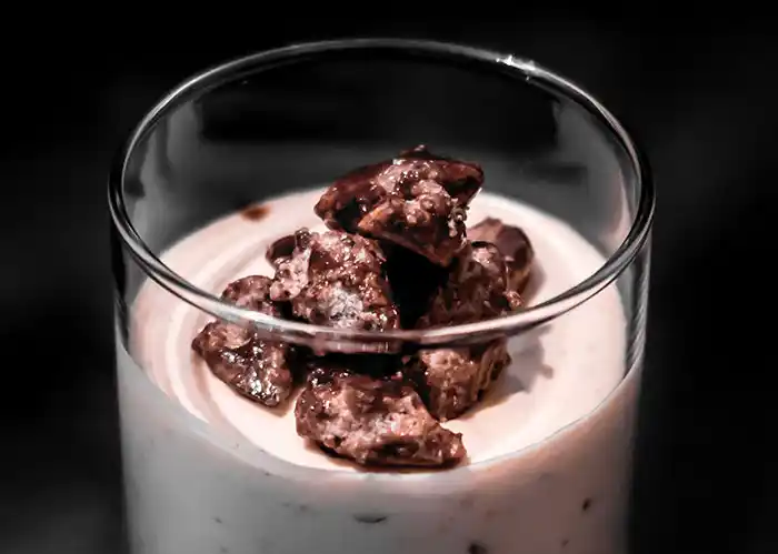 Glas mit Mandel-Mousse.