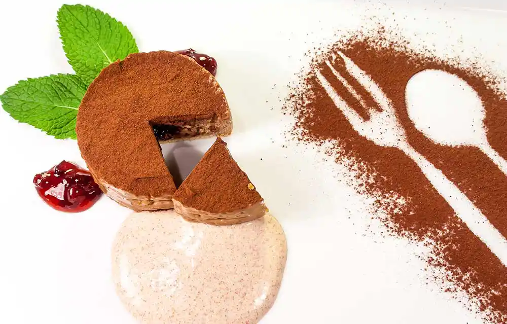 Mocca–Preiselbeercremetörtchen auf Zimtsauce