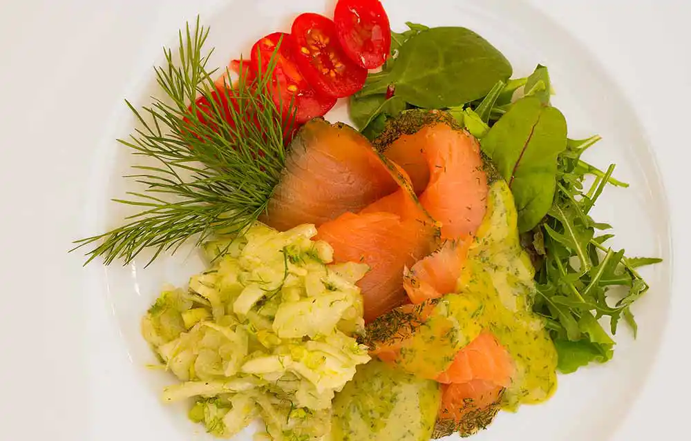 Teller mit gebeiztem Lachs und Fenchelsalat.
