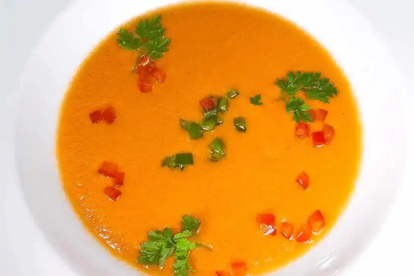 Teller mit Gazpacho.