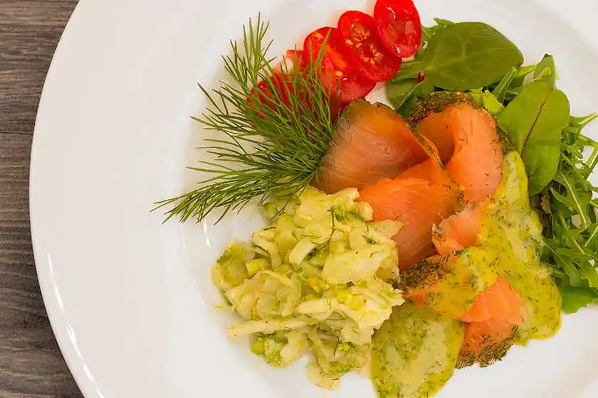 Teller mit gebeiztem Lachs und Fenchelsalat.