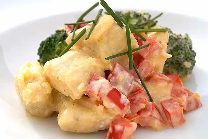 Teller mit Gnocchi-Brokkolitöpfchen