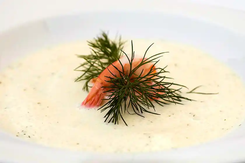 Geeiste Gurkenkaltschale mit Schrimps