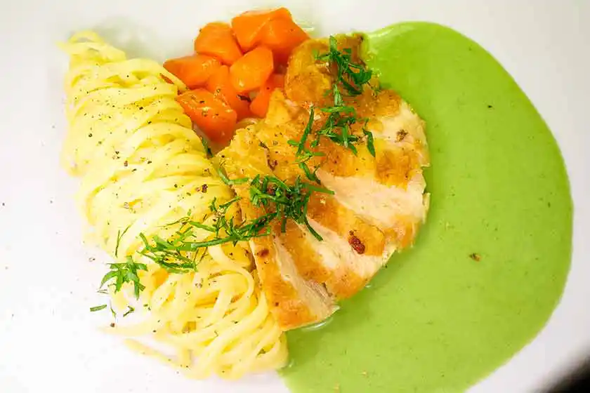 Teller mit Fleischpflanzerl und Kartoffelsalat.