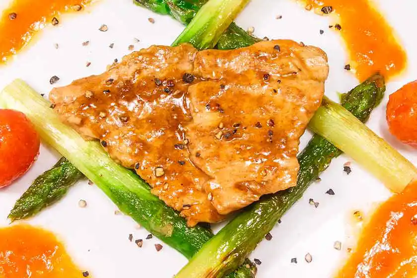 Teller mit Fleischpflanzerl und Kartoffelsalat.