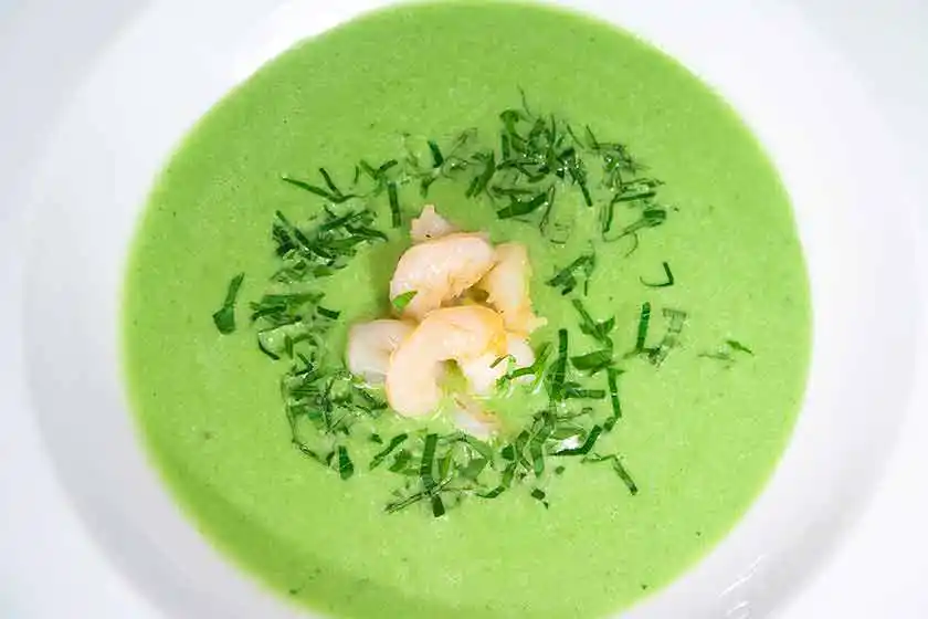 Teller mit Fleischpflanzerl und Kartoffelsalat.