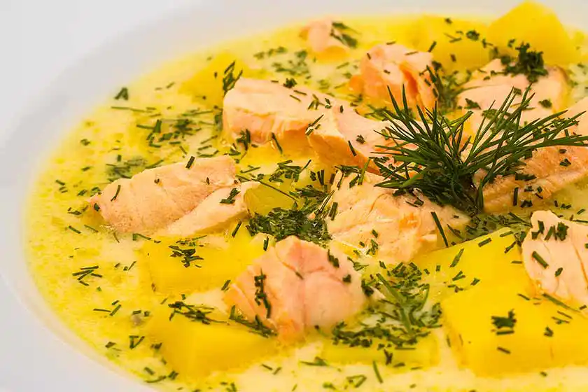 Teller mit finnischer Lachssuppe.