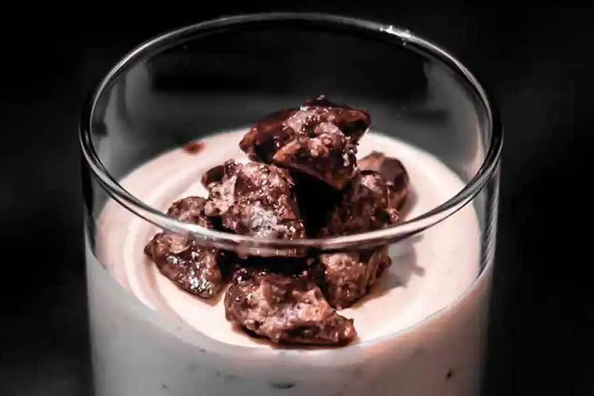 Glas mit gebrannter Mandel-Mousse.