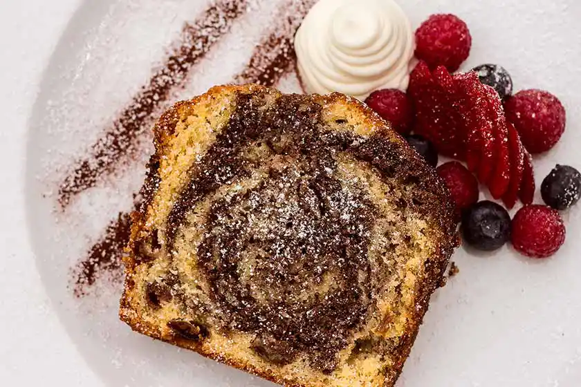 Teller mit Da Baffo's Marmorkuchen.