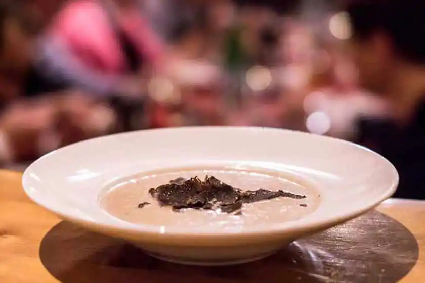 Teller mit Maronencremesuppe.