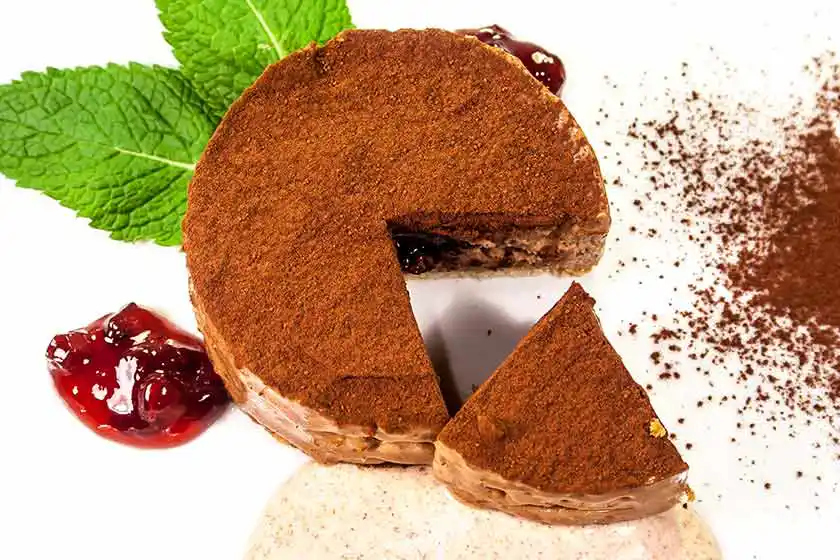 Teller mit Mocca–Preiselbeercremetörtchen auf Zimtsauce.