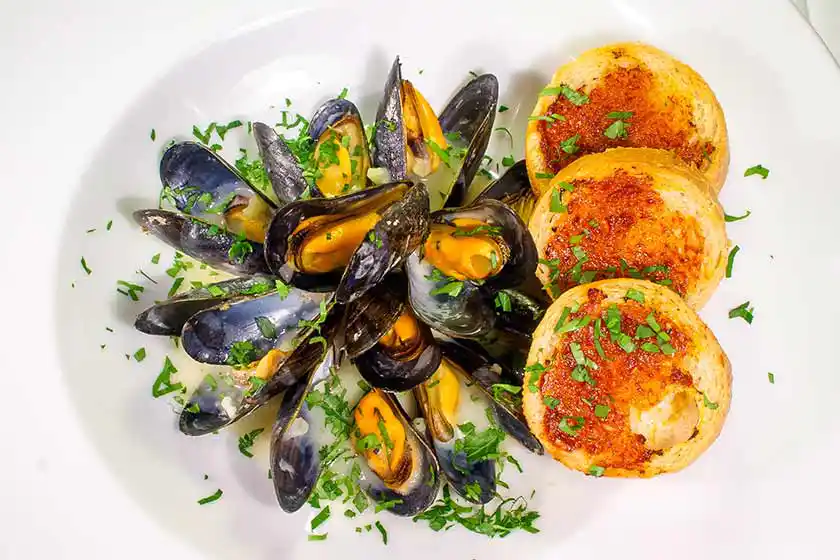 Teller mit Miesmuscheln.