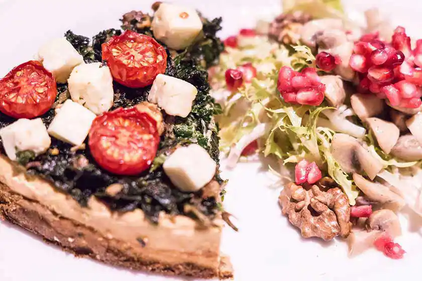 Teller mit Grünkohl-Quiche.