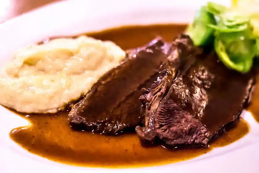 Teller mit Rinderschmorbraten.