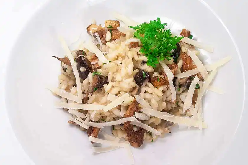 Teller mit Fleischpflanzerl und Kartoffelsalat.