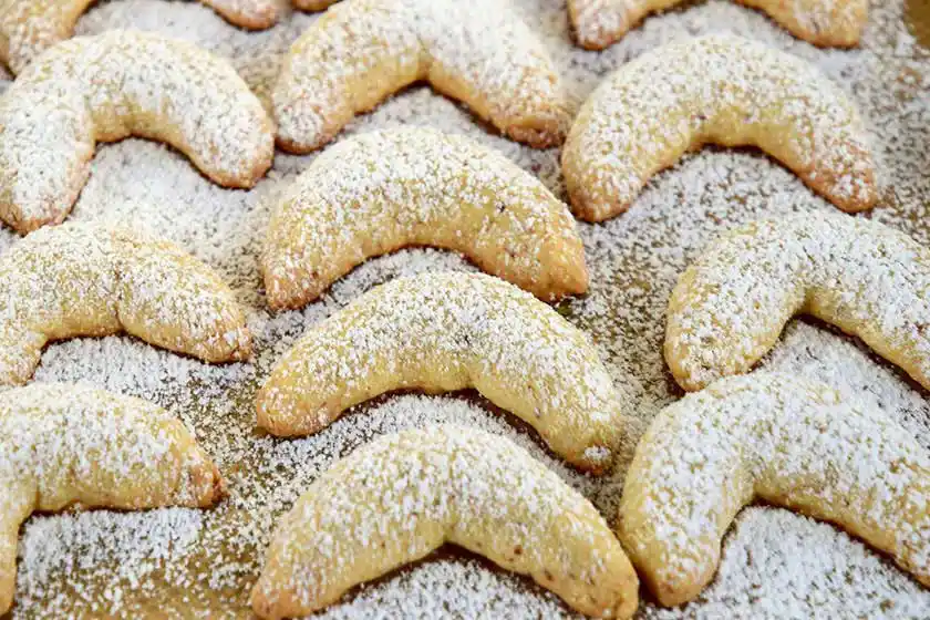 Vanillekipferl auf Backblech.