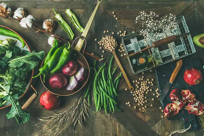 Arbeitsplatte mit vegetarischen Zutaten.