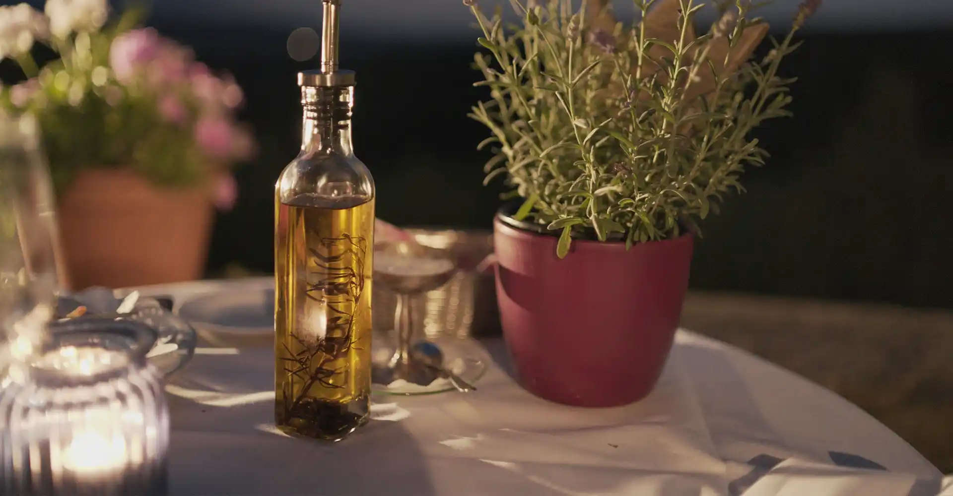 Stilleben mit Flasche Olivenöl und Lavendelstrauch.