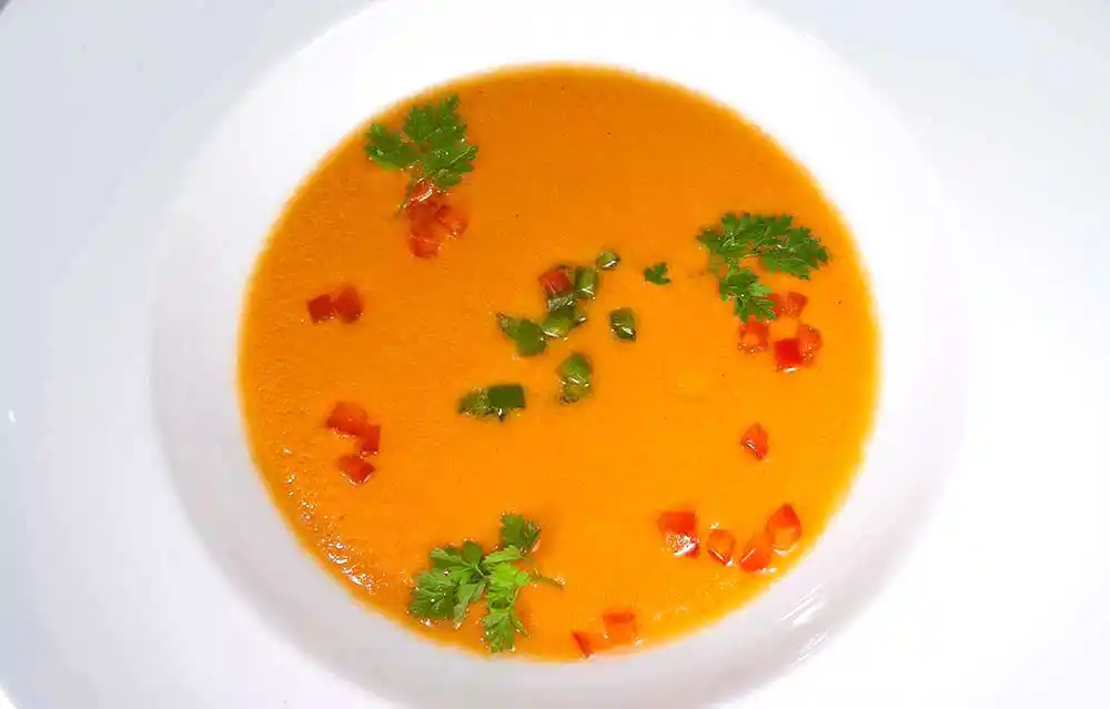 Teller mit Gazpacho