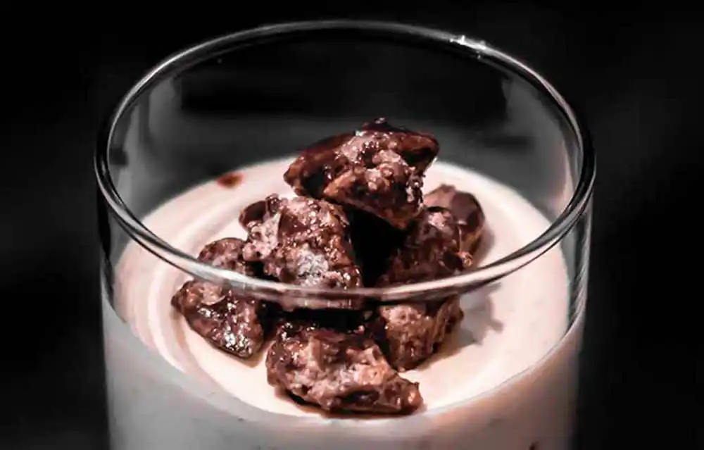 Glas mit gebrannter Mandel-Mousse.
