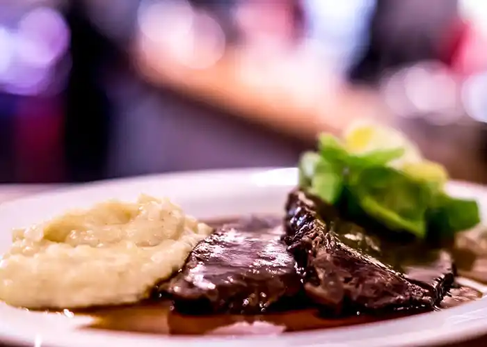 Teller mit Rinderschmorbraten.