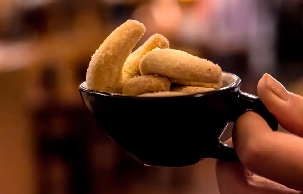 Fertiges Vanillekipferl gebacken in einer Tasse